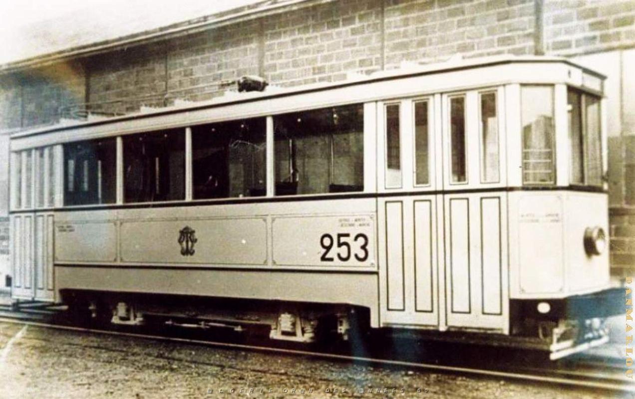 PA c- 029- Place d'Armes- trams et autobus.jpg
